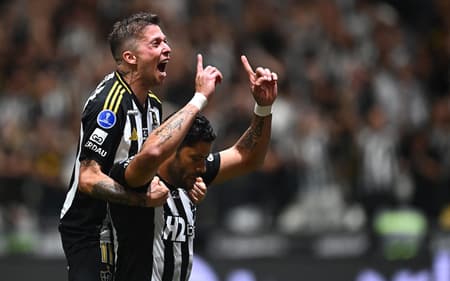 Bernar e Hulk comemorando gol do Galo (Gledston Tavares / AFP)