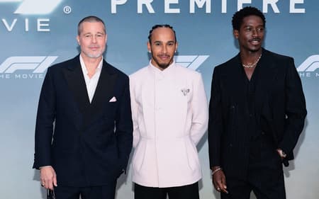 Brad Pitt, Lewis Hamilton e Damson Idris na estreia do filme 'F'1' na Times Square, em Nova York (foto: Dimitrios Kambouris / GETTY IMAGES NORTH AMERICA / Getty Images via AFP)