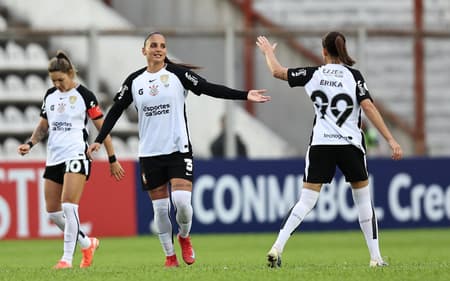 Erika e Letícia comemoram gol na goleada do Corinthians pela Libertadores Feminina (Foto: Staff Images Woman/Conmebol)