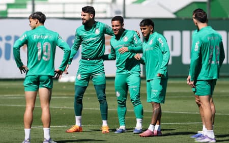 Elenco do Palmeiras durante treinamento na Academia de Futebol