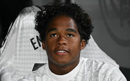 Endrick no banco diante do Alavés, por La Liga (Foto: JAVIER SORIANO/AFP)