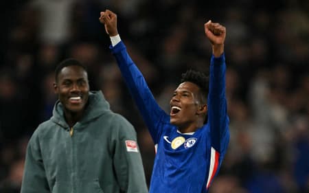 Estêvão comemora primeiro gol marcado pelo Chelsea