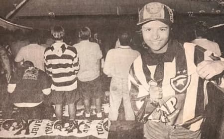 Recorte antigo de jornal, com a pequena Lívia dos Santos homenageando Garrincha (Foto: Reprodução)