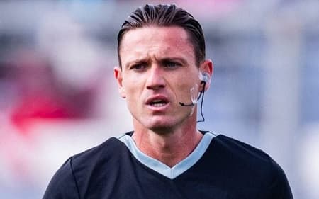 Ramon Abatti Abel com uniforme da Fifa