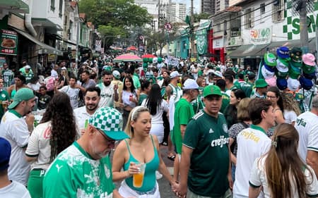 Torcedores do Palmeiras nos arredores do Allianz Parque