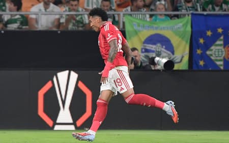 Igor Jesus comemora gol pelo Nottingham Forest contra o Betis, pela Europa League