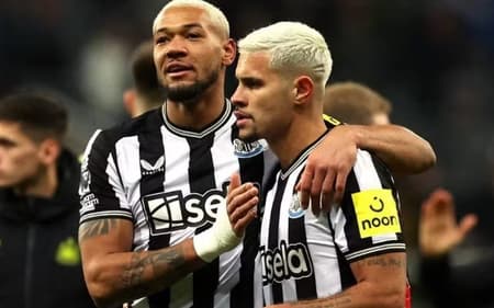 Joelinton e Bruno Guimarães após partida do Newcastle (Foto: AFP)