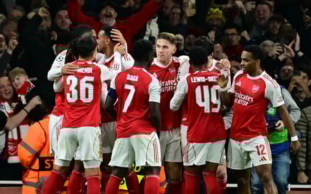 Jogadores do Arsenal comemorando o gol de Gyökeres (Foto: Ben Stansall/AFP)