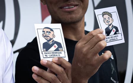 Jogadores do Vasco recebem caricaturas em homenagem ao Dias das Crianças
