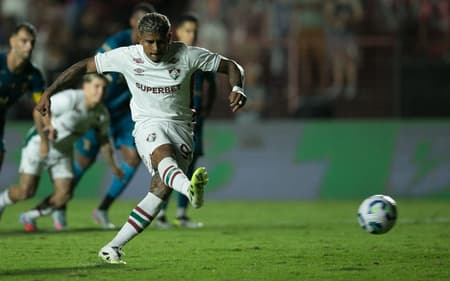 John Kennedy marca gol em Sport x Fluminense (Foto: Marlon Costa/AGIF)