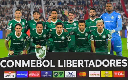 Jogadores do Palmeiras antes de jogo de ida da semifinal da Libertadores, contra a LDU, em Quito (Foto: Rodrigo BUENDIA / AFP)