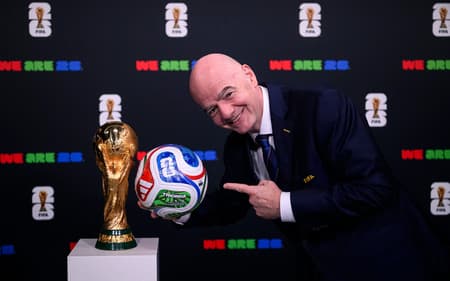 Gianni Infantino, presidente da Fifa, com a bola da Copa do Mundo de 2026 (Foto: Divulgação Fifa)