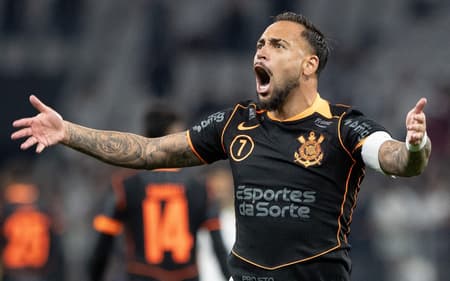 Maycon comemora seu gol no jogo do Corinthians contra o Atlético-MG pelo Brasileirão