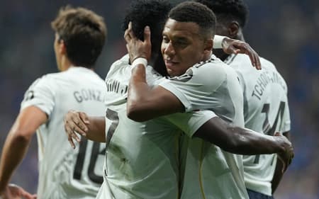 Mbappé comemora com Vini Jr gol do Real Madrid sobre o Real Oviedo, pela La Liga