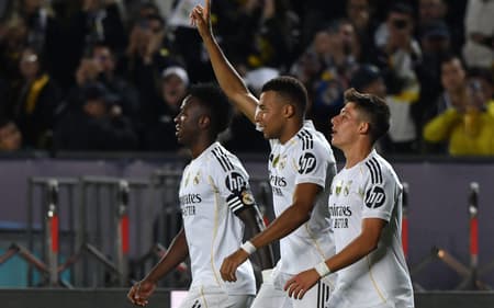 Mbappé comemora gol marcado pelo Real Madrid contra o Kairat, na Champions League