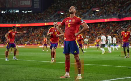 Merino comemorando o segundo gol marcado contra a Búlgaria (Foto: Cesar Manso/AFP)
