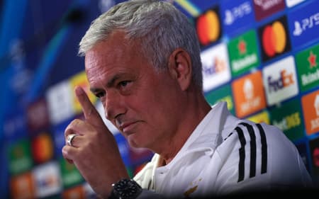 Jose Mourinho na coletiva de imprensa em Stamford Bridge, antes da partida do Benfica, contra o Chelsea, pela Champions League (Foto: Adrian Dennis / AFP)