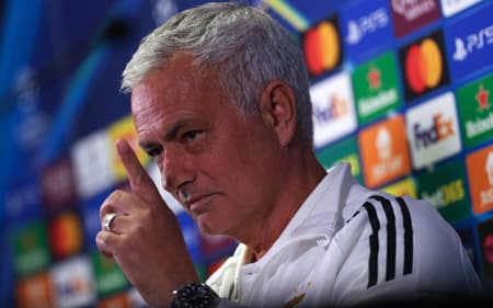 Jose Mourinho na coletiva de imprensa em Stamford Bridge, antes da partida do Benfica, contra o Chelsea, pela Champions League (Foto: Adrian Dennis / AFP)