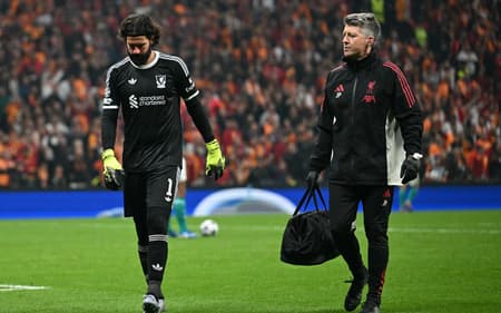 No segundo tempo, Alisson deixa jogo do Liverpool lesionado.