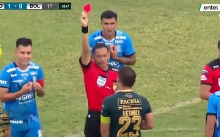 Partida na Bolívia termina com sete expulsões (Foto: Reprodução/EntelTV)