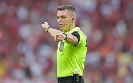 Paulo Zanovelli é o árbitro de Atlético-MG x Cruzeiro (Foto: Thiago Ribeiro/AGIF)
