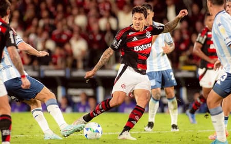 Pedro em campo pelo Flamengo contra o Racing pela Libertadores (Foto: Adriano Fontes/Flamengo)