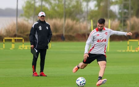Ramón Díaz observa Bruno Henrique em treino do Internacional