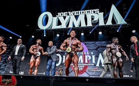 Ramon Dino com a medalha de campeão do Mr. Olympia 2025 na Classic Physique (Foto: Divulgação / Mr. Olympia)