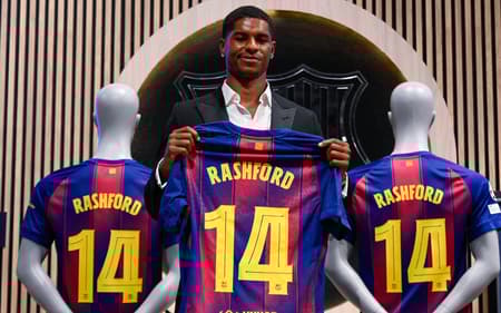 Rashford segura camisa do Barcelona durante apresentação como reforço do clube
