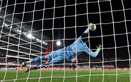 Rossi defendendo pênalti em Estudiantes x Flamengo
