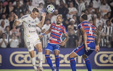 Partida entre Santos e Fortaleza, pelo Brasileirão de 2023 (Foto: Raul Baretta/Santos FC)