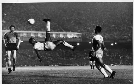 Pelé marcando um gol de bicicleta do Estádio do Morumbi. (Foto: Reprodução/ Internet)