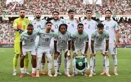 Seleção da Argélia perfilada antes do jogo contra a Somália, pelas Eliminatórias Africanas para a Copa do Mundo
