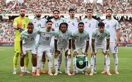 Seleção da Argélia perfilada antes do jogo contra a Somália, pelas Eliminatórias Africanas para a Copa do Mundo