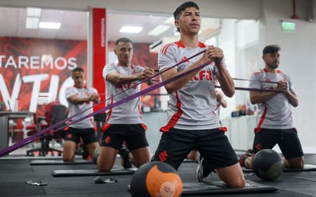 Jogadores do Internacional na academia do CT Parque Gigante