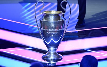 Taça da Champions League no sorteio dos confrontos pela Uefa