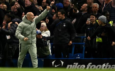 Técnico do Chelsea, Enzo Maresca comemora gol marcado por Estêvão sobre o Liverpool