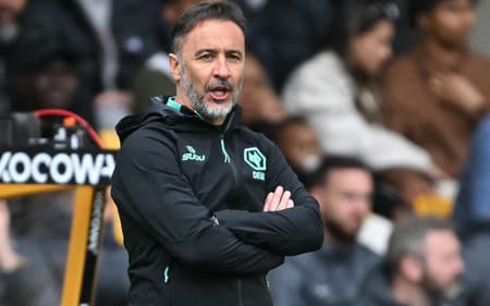 Técnico do Wolverhampton, Vitor Pereira observa jogo contra o Tottenham, pela Premier League