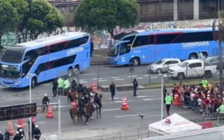 Torcedores do Flamengo provocam palmeirenses na chegada dos ônibus com a delegação paulista