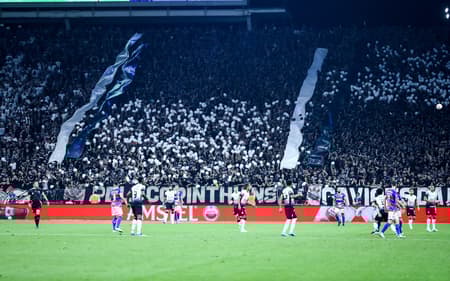 Jogadores do Corinthians disputam lance com atletas do Fortaleza com torcida ao fundo na Neo Química Arena