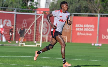 Vitão, zagueiro do Internacional