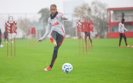 Vitinho, atacante do Internacional, volta aos treinos