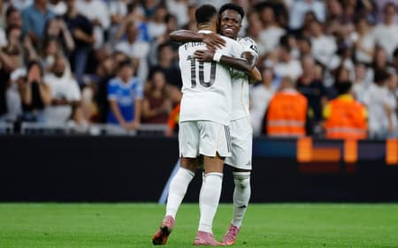 Vini Jr abraça Mbappé em comemoração de gol do Real Madrid contra o Villarreal (Foto: Oscar Del Pozo/AFP)