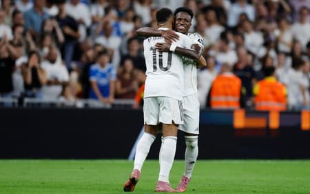 Vini Jr abraça Mbappé em comemoração de gol do Real Madrid contra o Villarreal