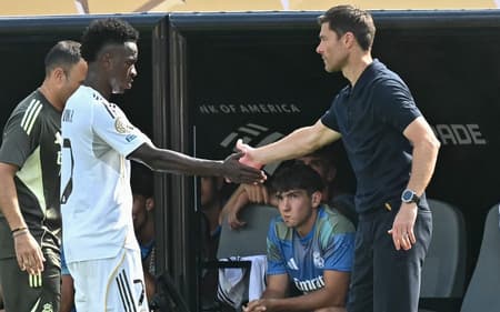Vini Jr cumprimenta Xabi Alonso ao ser substituiído no Real Madrid contra o PSG, no Mundial (Foto: Paul Ellis/AFP)
