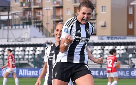 Girelli comemora gol pela Juventus, clube italiano que disputa a Série A. (Foto: Juventus/Divulgação)