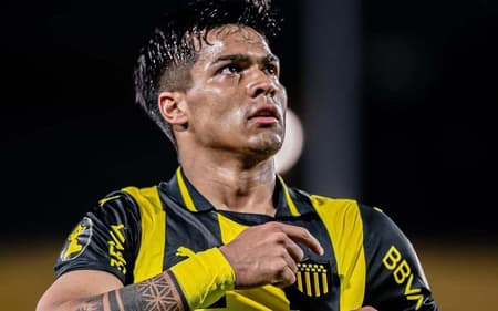 Matías Arezo está em alta no Peñarol (Foto: Divulgação/Peñarol)