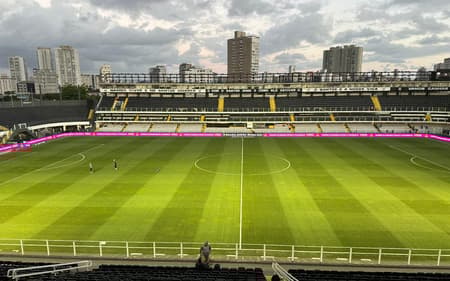 Santos vendeu mais de 10 mil ingressos para o duelo contra o Vitória, na Vila Belmiro. (Foto: Juliana Yamaoka/ Lance!)