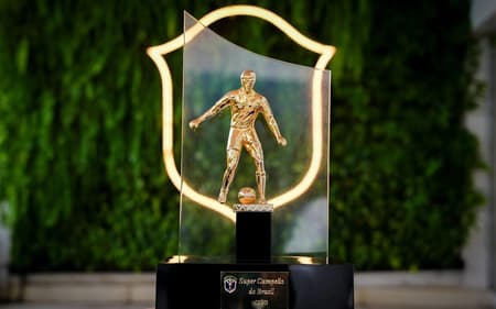 Troféu da Supercopa do Brasil que será entregue ao Grêmio (Foto: Jo Marconne/CBF)