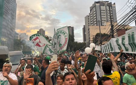 torcida do Palmeiras no arredores do Allianz Parque antes de decisão pela Libertadores